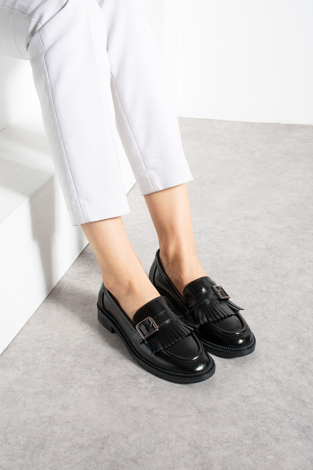 Siyah Püsküllü Tokalı Loafer