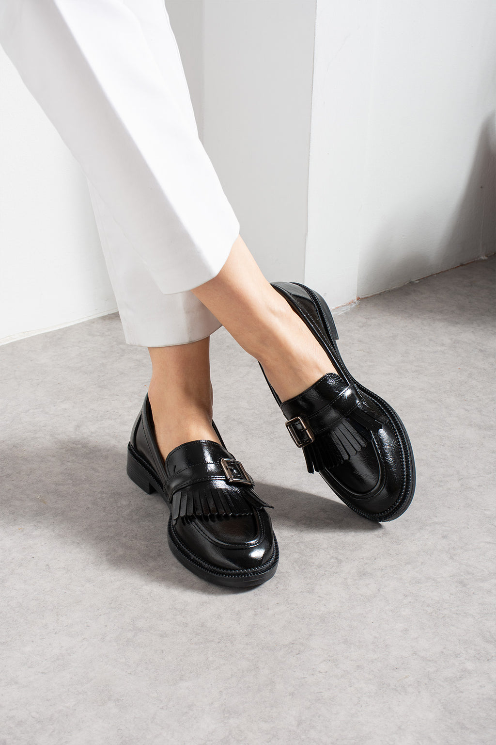 Siyah Püsküllü Tokalı Loafer