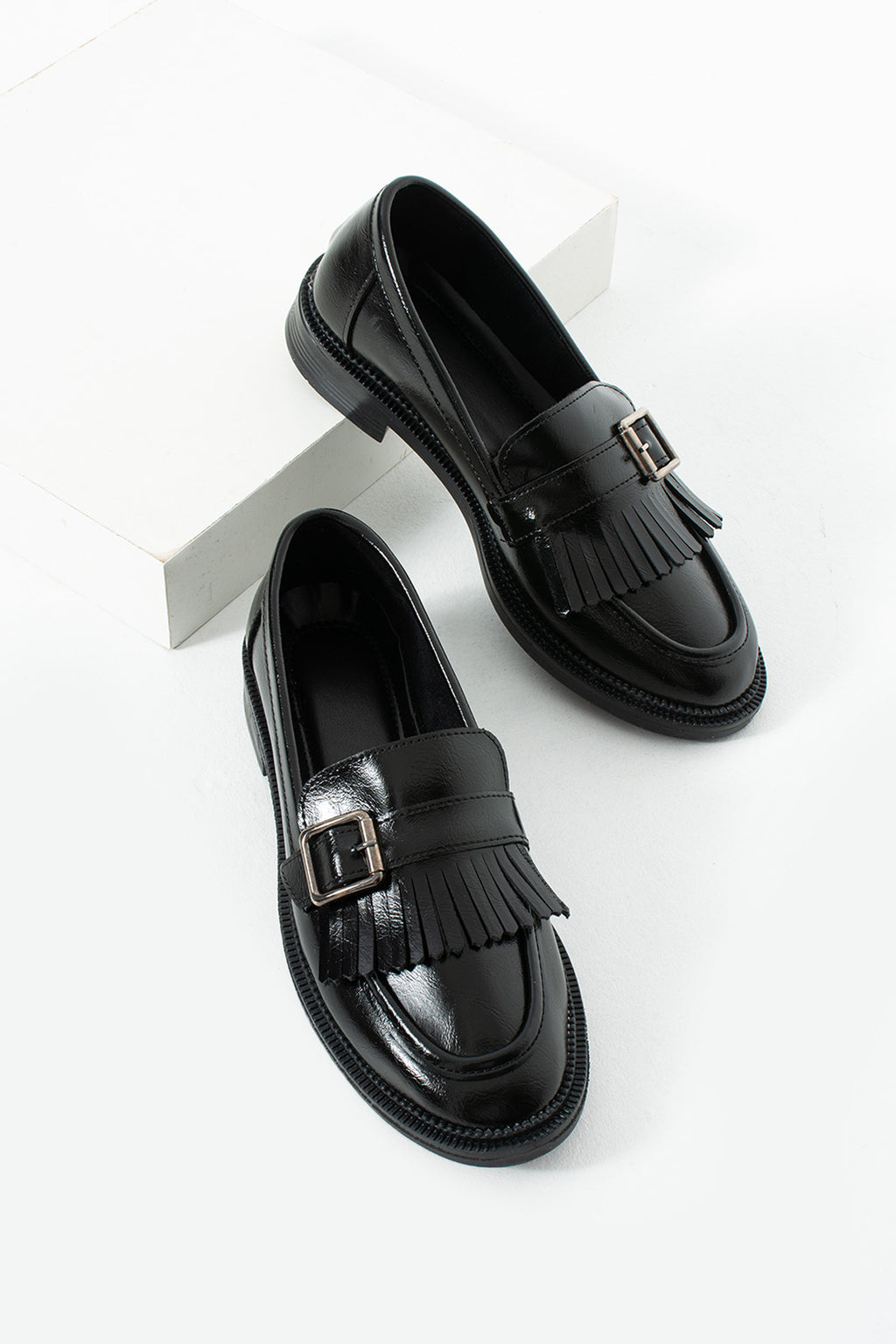 Siyah Püsküllü Tokalı Loafer