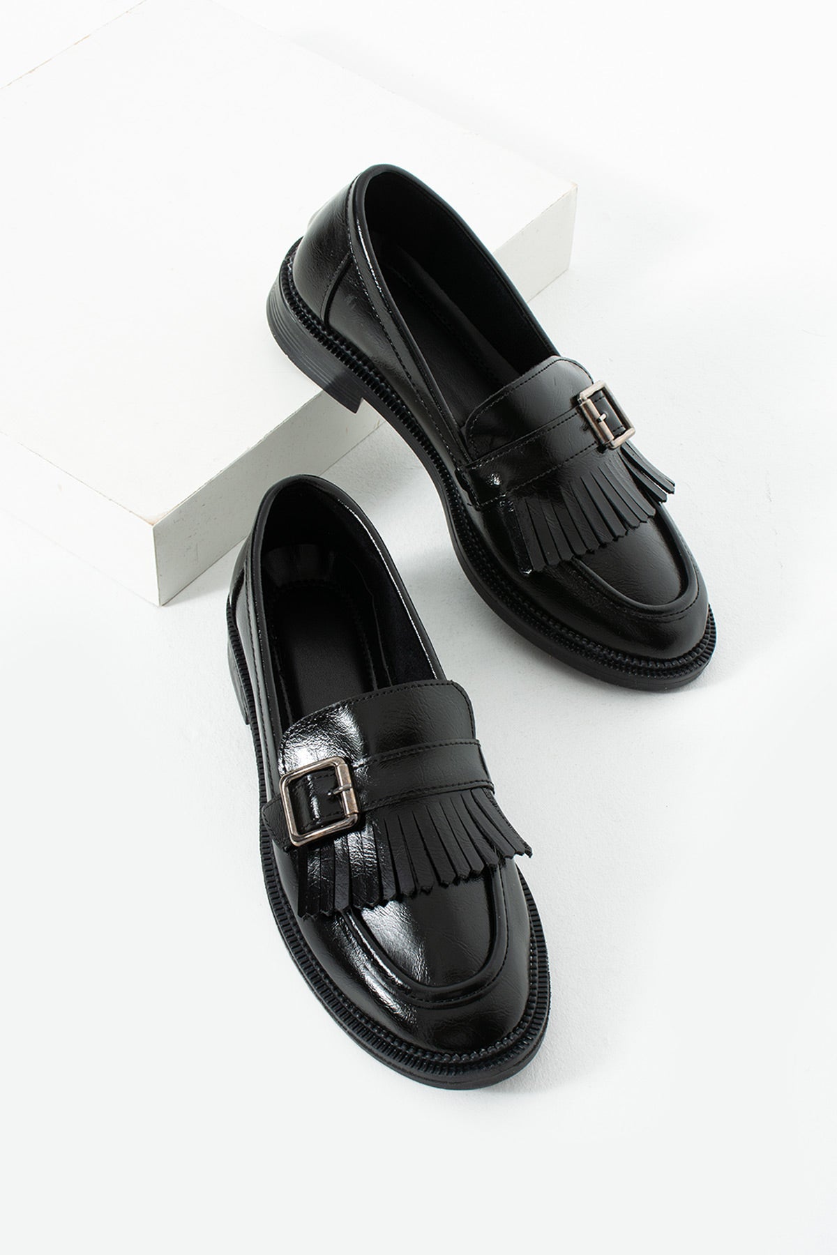 Siyah Püsküllü Tokalı Loafer